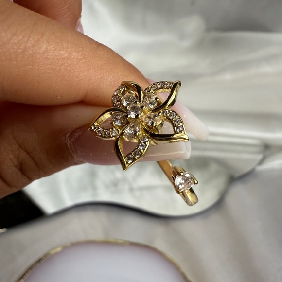 Free people
Anti stress spinner Floral Ring with Crystals
Surface width 2 mm - Picture 10 of 14